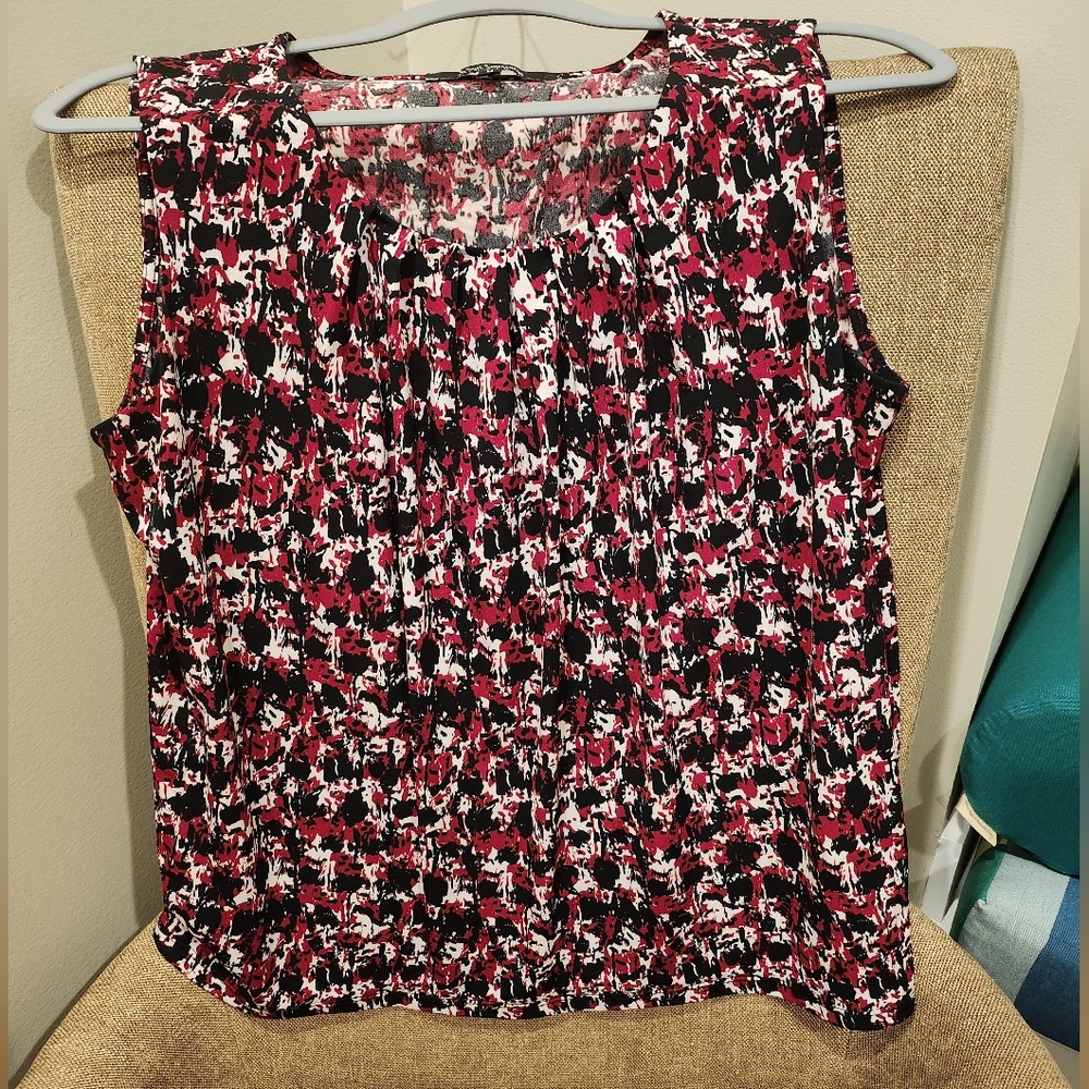 Le Suit Sleeveless Pleat Neck Cami Blouse Red w/ black & white print Medium EUC